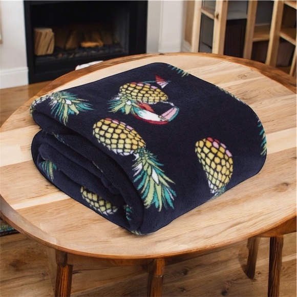 Vera Bradley Throw Blanket NWT - Picture 5 of 5